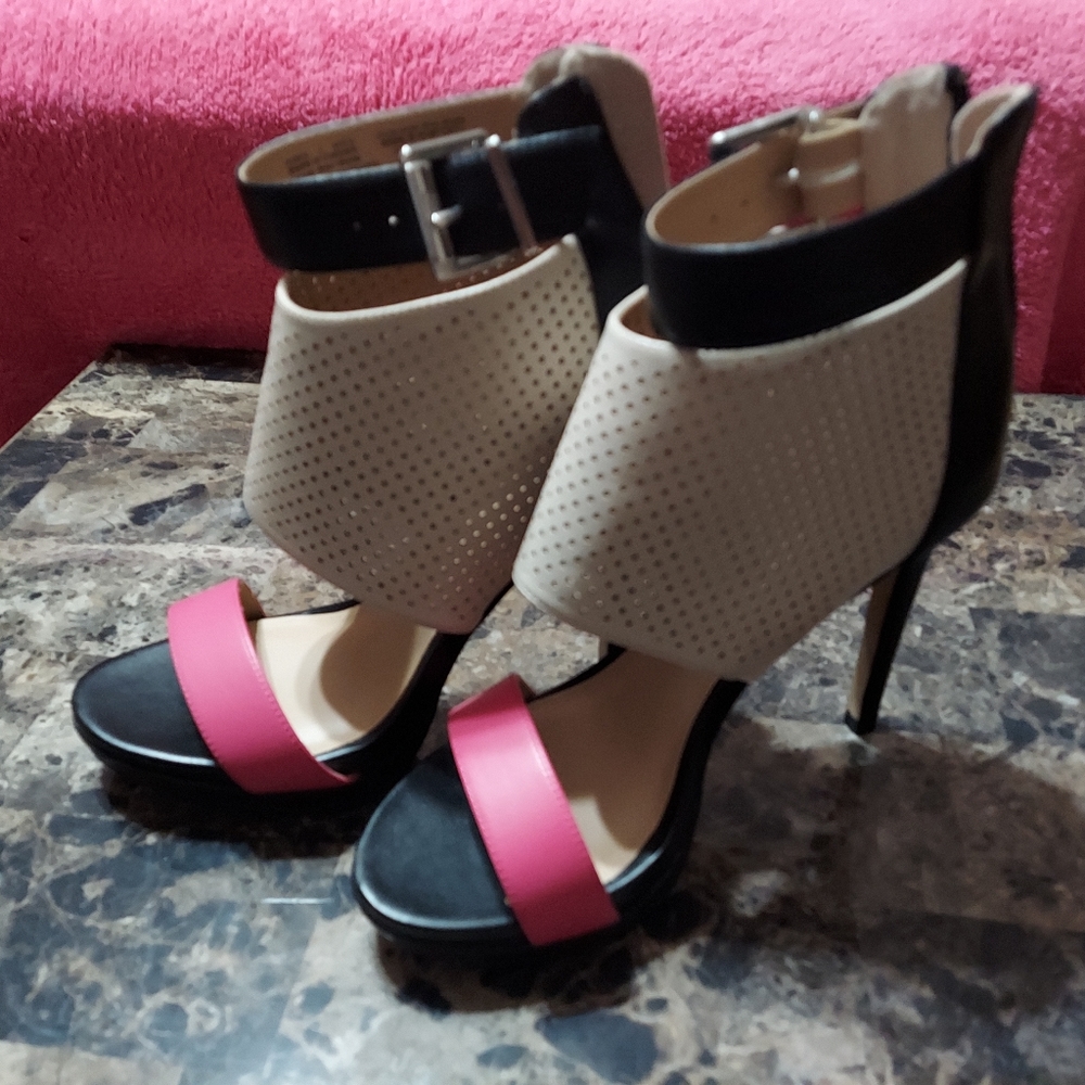 Juicy Couture size 7 Hot pink  beige,black